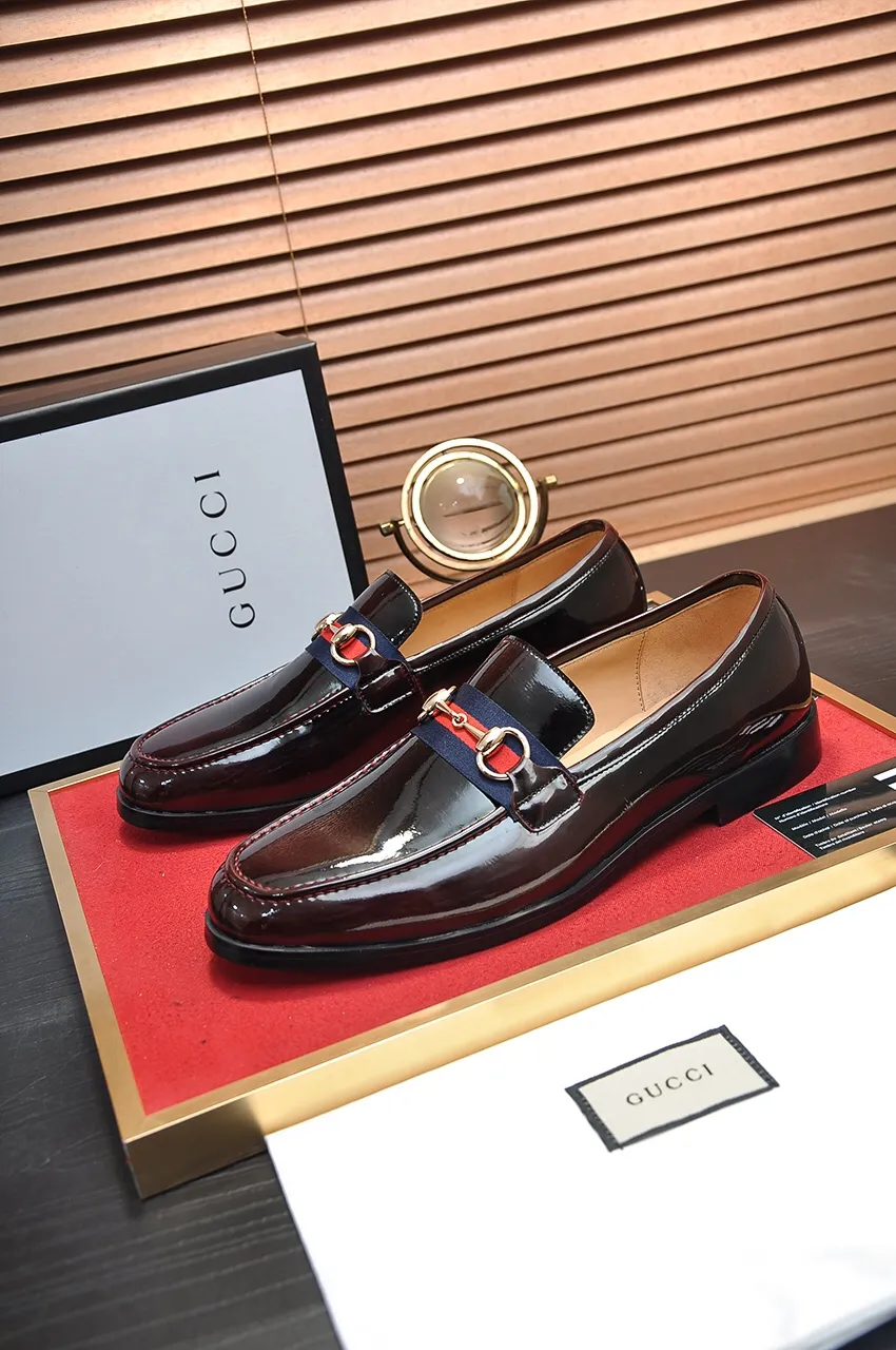 Men's shoes💰540💶Italy's top luxury men's shoe giant (GUCCI) (Gucci) (full cowhide lining) new arrival🍃Original European style🔰 Pleasant to the eye😍In order to make the shoes more durable and non-deformable🌀The production continues to follow traditional methods but there is still no lack of innovation💪The original open-edge beaded cowhide is chosen for the leather♻️ Smooth and natural And extra bright ⭐Made of imported cowhide, the first choice of rich people 38-45 (45 customized)